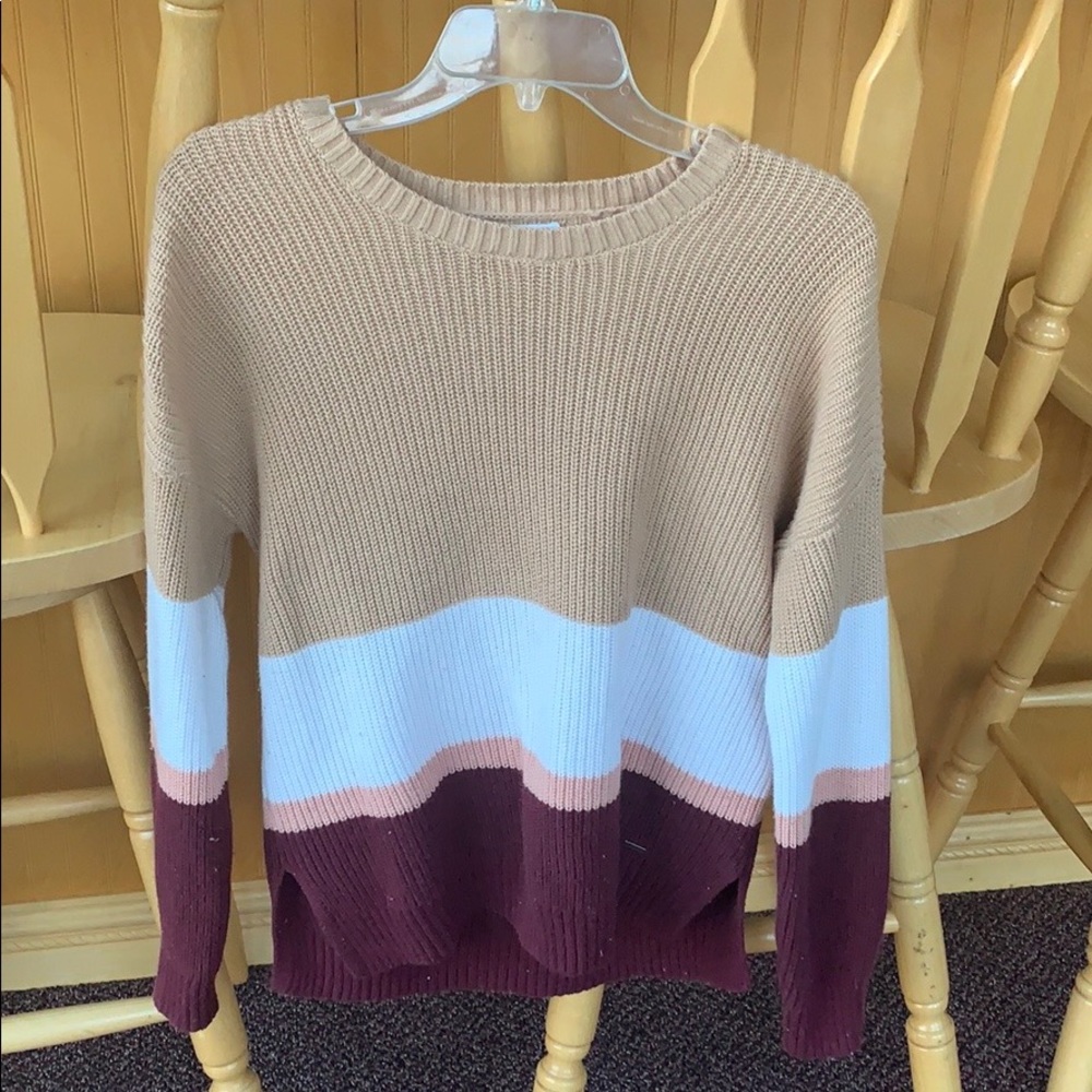 Beige, maroon, and white Hollister sweater.